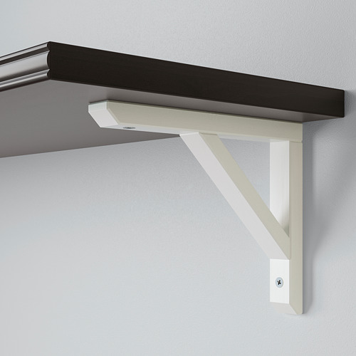 Un elegante estante de pared con un soporte robusto, con bordes lisos y biselados, fijado de forma segura a la pared.