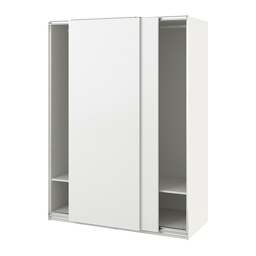 Un armario PAX de ikea en color blanco con puertas correderas, de diseño moderno y minimalista.