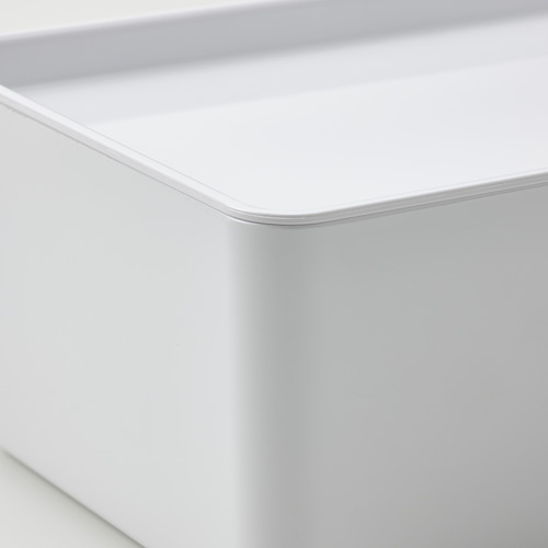 Elegante caja de almacenamiento rectangular blanca con bordes lisos y redondeados, perfecta para organizar y proteger contra el polvo.