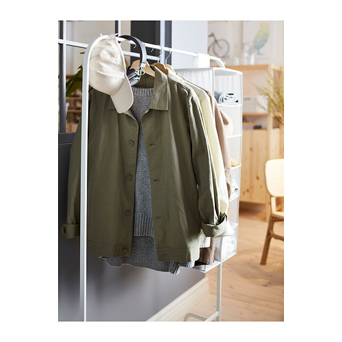 Una chaqueta verde MULIG sobre un perchero blanco con ganchos y una bolsa para colgar.