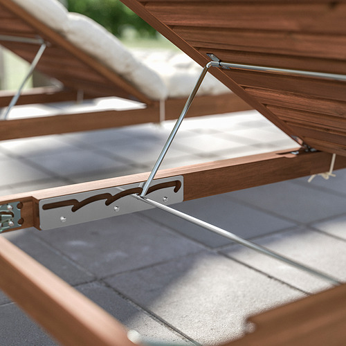 Muebles de exterior NÄMMARÖ, madera marrón claro, herrajes metálicos, respaldo ajustable.