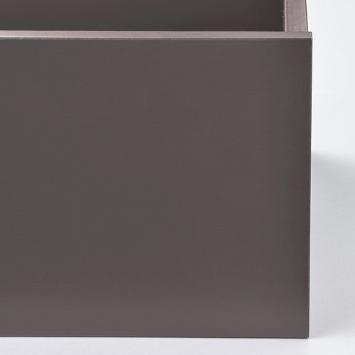 Frente de cajón negro con acabado liso y oscuro. Diseño robusto y elegante, que refleja la luz suavemente.