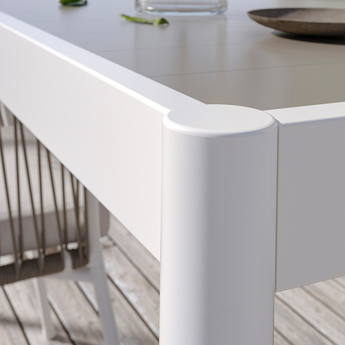 Mesa de exterior moderna blanca con soporte circular; Diseño elegante y minimalista.