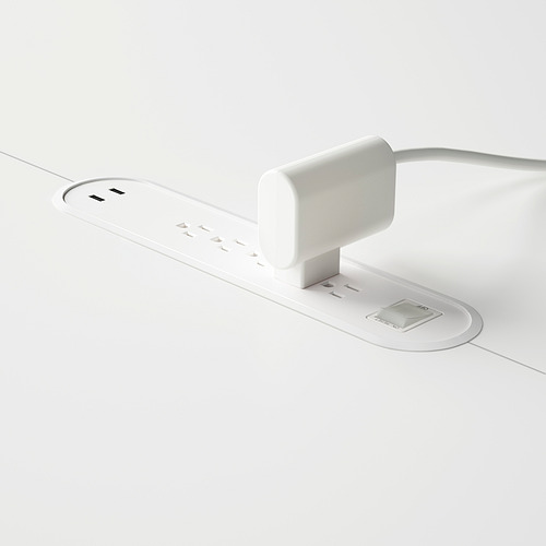 Mesa de conferencias blanca con tomas de corriente incorporadas y sistema de gestión de cables.
