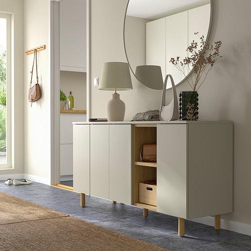 Mueble blanco minimalista, LEDAMOT, con estantes de madera. Espejo, lámpara, decoración. Entrada luminosa con elementos naturales.