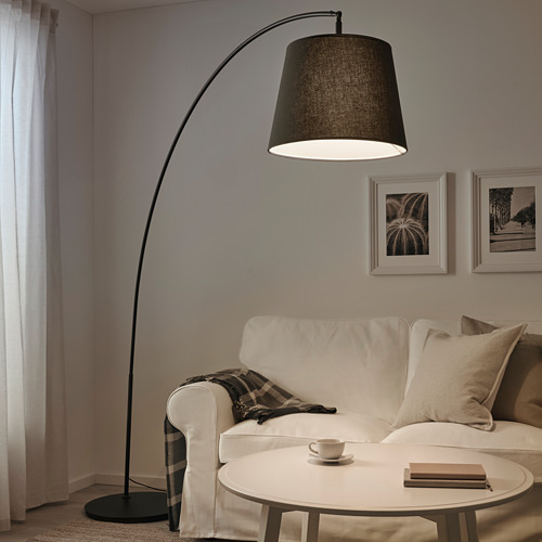 Sala de estar moderna con lámpara SKAFTET, sofá y mesa de centro.