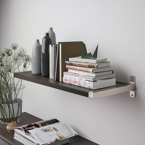 Un moderno estante de pared con un diseño elegante sostiene varios libros y jarrones decorativos, mostrando su funcionalidad para organizar y exhibir artículos.