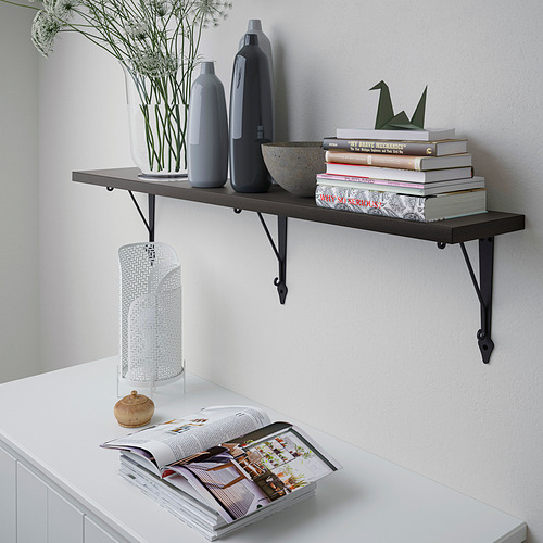 Estantería de pared con jarrones, libros, plantas.
