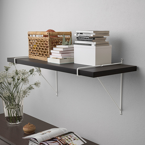 Estantería de pared con cestas, libros y caja. Elegante y ahorra espacio para las habitaciones.