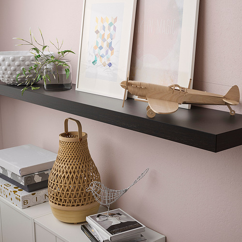 Una estantería de pared con elementos decorativos: una maqueta de avión, libros y una cesta. Los soportes están ocultos, fundiendo el estante con la pared.