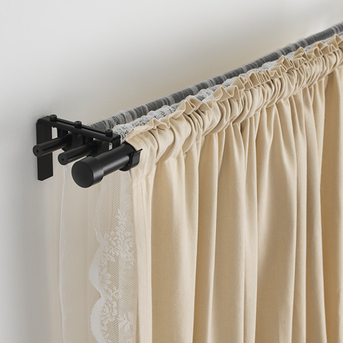 Barra de cortina de metal negro con cortinas beige, longitud ajustable. Clip de varilla para el control del cable, fijación a la pared.