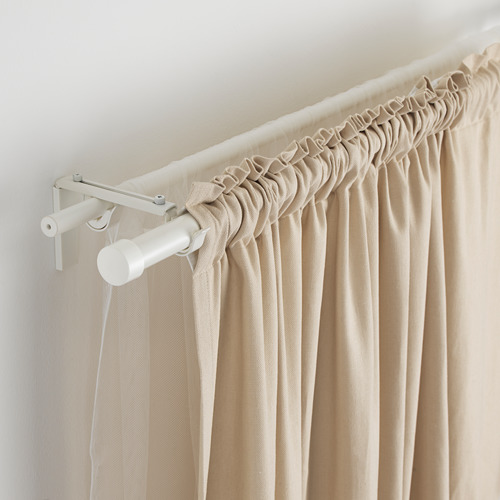 Cortinas beige sobre pared blanca: transparentes y gruesas, ambas abiertas. O bien, barra de cortina doble: cortinas beige transparentes y gruesas, abiertas.