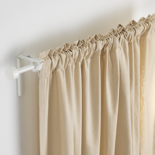 Soporte de barra de cortina blanco que ajusta la longitud, cuelga las cortinas cerca de la ventana.