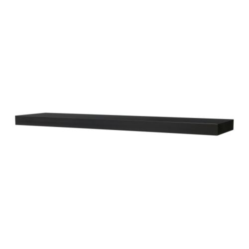 Una estantería de pared bLACK LACK, de forma rectangular, fabricada en tableros de fibra y aglomerados con un diseño elegante.