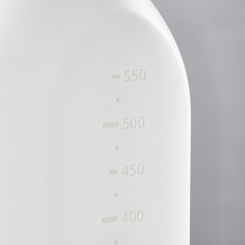 Botella de spray blanca con niveles de medición de 400 a 550 ml en el lado curvo, sobre un fondo gris degradado.