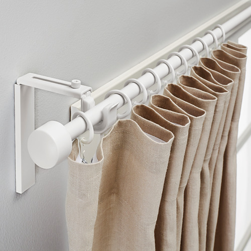 Barra de cortina blanca con longitud y ángulo ajustables, que sujeta cortinas beige.