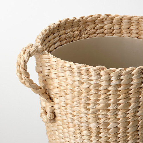 Cesta de fibra natural tejida a mano con asas resistentes, que muestra texturas intrincadas y artesanía.