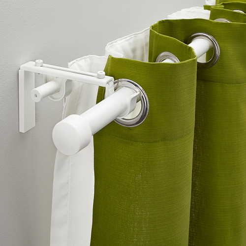 Un sistema de barra de cortina doble blanca con cortinas verdes y blancas colgando, lo que demuestra su flexibilidad para cortinas en capas.