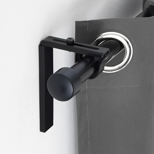 Soporte de barra de cortina negro montado en la pared, parte del sistema BETYDLIG, ajustable para varias configuraciones de cortinas.