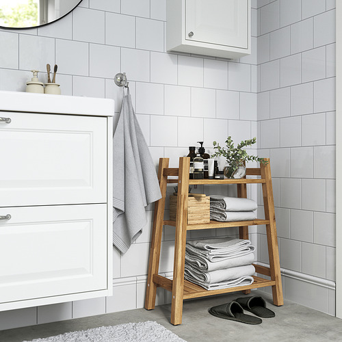 Baño moderno con azulejos blancos, estante de almacenamiento con toallas, con marco de madera, perfecto para espacios pequeños.