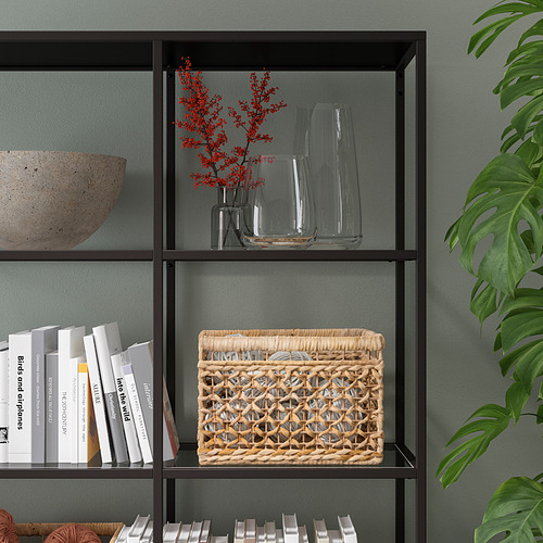 Estantería con jarrones de cristal y cesta. Diseño industrial con metal oscuro.