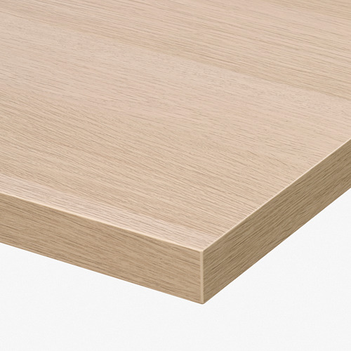 Tablero de escritorio de madera limpio y rectangular con acabado de madera suave y clara y borde biselado.