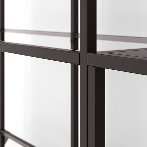 Estante de rejilla de metal negro con paneles de vidrio transparente, que muestra un diseño duradero y moderno.