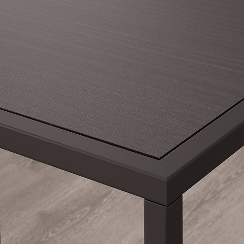 Tablero de madera oscura con elegantes bordes de metal negro; Diseño limpio y moderno.