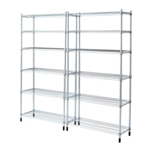 Dos estantes de alambre plateado, cada uno con cinco estantes ajustables, adecuados para almacenar varios artículos en una cocina o baño.