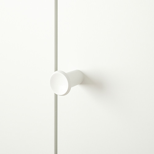 Tirador moderno blanco en puerta limpia, diseño minimalista.