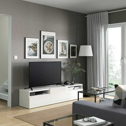 Sala de estar moderna con mueble de tv SELSVIKEN, tv, fotos enmarcadas, lámpara, mesa de centro de vidrio y sofá gris.