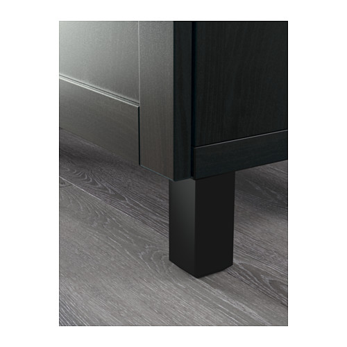 Mueble negro moderno pata sobre suelo de madera pulida, refleja calidad y diseño.