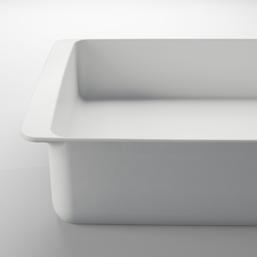 Bandeja para hornear de porcelana blanca, rectangular, superficie lisa, mangos fuertes, limpios.