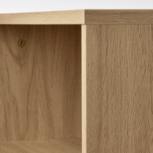 Detalle de estantería abierta HOLMERUD, que muestra una textura de vetas de madera de calidad y una construcción robusta.