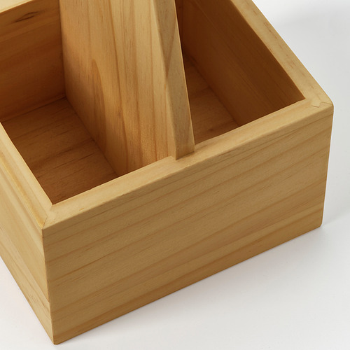 Organizador de madera, hecho de pino macizo, diseñado para uso en la cocina, con un acabado liso de alta calidad.