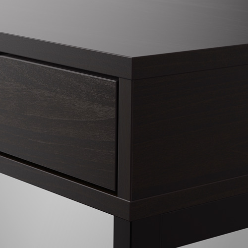 Moderno escritorio negro con diseño elegante y cajones incorporados. Materiales y acabados de calidad, aptos para cualquier espacio de trabajo.