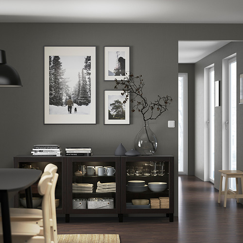 Comedor moderno con aparador y decoración BESTÅ, luz natural.