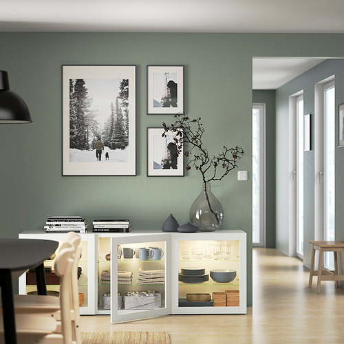 Sala de estar moderna con vitrina, platos, decoración, pared de salvia.