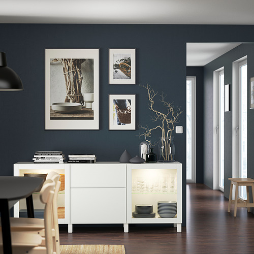 Comedor moderno con almacenaje BESTÅ, puertas de cristal, decoración minimalista, suelo de madera.