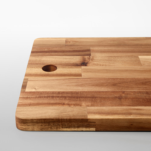 Tabla de cortar de madera hecha de acacia maciza, con una superficie lisa y un pequeño orificio para el mango, ideal para la preparación de alimentos.