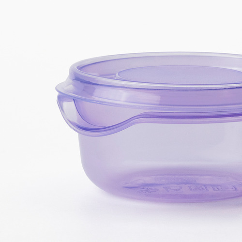 Un recipiente transparente para alimentos de color lavanda con una tapa segura, diseñado para almacenar sobras y bocadillos.