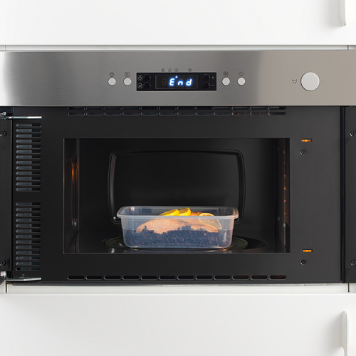 Microondas de acero inoxidable con pantalla digital que calienta el recipiente de plástico para alimentos, que muestra la función de recalentamiento.