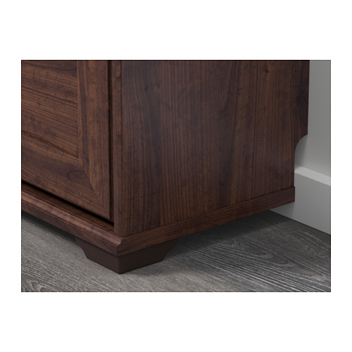 Muebles de madera oscura con acabado elegante, que muestran una construcción robusta y una artesanía precisa, de pie sobre elegantes patas marrones.