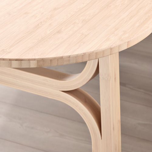 Mesa moderna de bambú con bordes lisos y redondeados y un diseño elegante, que destaca la artesanía de alta calidad y las patas robustas.