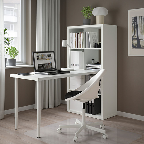 Moderna configuración de escritorio INLÄGG blanco con un ordenador portátil, una silla y espacio de almacenamiento.