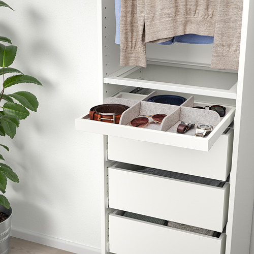 Organizador de cajones blanco para cinturones y gafas de sol, parte de la serie KOMPLEMENT de ikeas, diseñado para guardar accesorios de forma ordenada.
