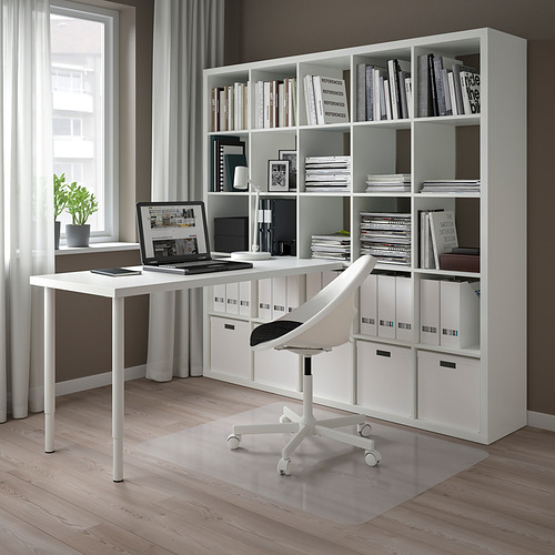 Oficina en casa bien organizada con escritorio blanco INLÄGG y estantes kallax, con capacidad para computadora portátil, libros y archivos, piso de madera clara, paredes grises.