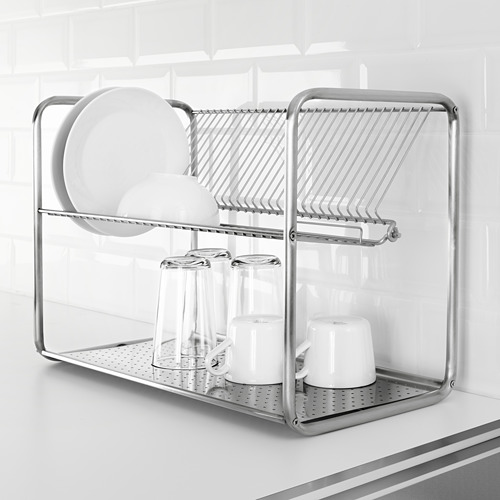 Escurridor de platos de acero inoxidable sobre encimera, que contiene platos, tazones y vasos.