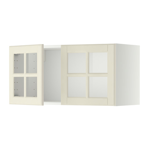 Dos armarios de pared de cocina METOD en blanco roto con puertas de cristal y bordes biselados.