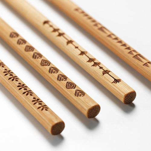 Palillos de bambú grabados con patrones intrincados. Se muestran cuatro pares, cada uno con diseños distintos.